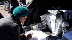 &quot;Wahlkabine&quot; im offenen Kofferraum: Abstimmung im russisch besetzten Mariupol