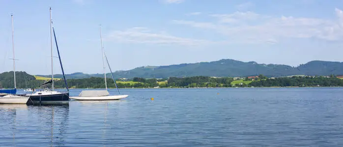 Wallersee mit Segelbooten
