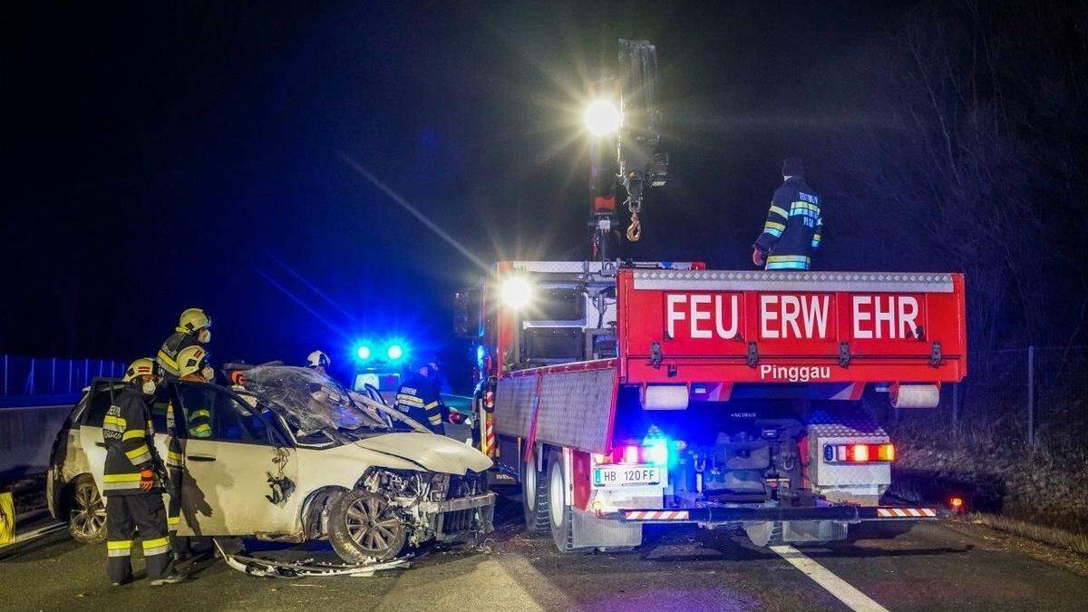 Das Auto wurde von der FF Pinggau geborgen