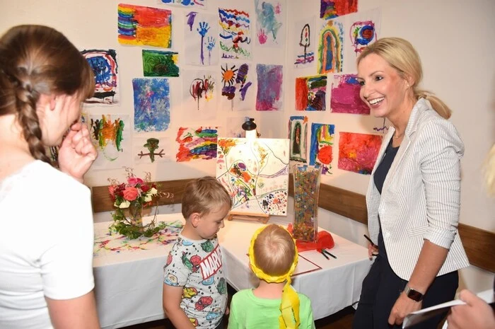 Sie präsentierten Bilder und Werkstücke, die sie im Laufe des nun zu Ende gehenden Kindergartenjahres gezeichnet, gemalt oder angefertigt haben.