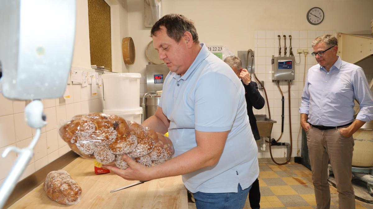 Locker und flaumig muss der Striezel gebacken werden, erklärt der Bäckermeister