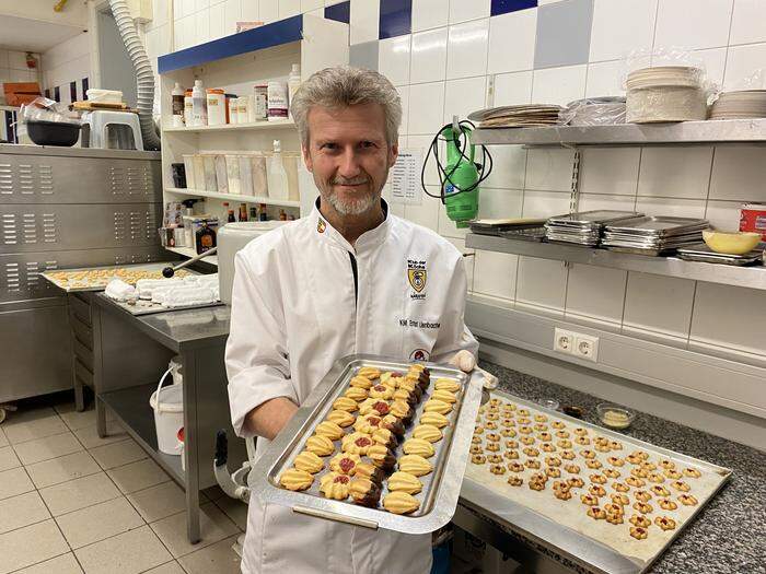 Wir begleiteten den Konditormeister in die Backstube, wo frisches Butterspritzgebäck zubereitet wurde