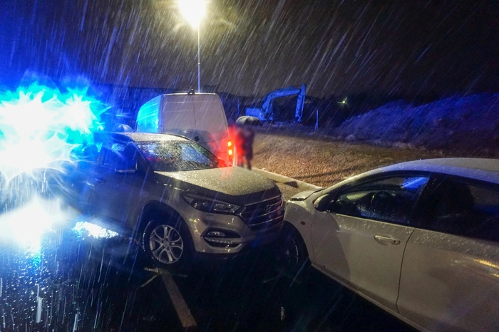 Bei dichtem Schneefall kam es zu einem Unfall mit drei beteiligten Fahrzeugen. Eine Person erlitt Verletzungen unbestimmten Grades und musste vom Roten Kreuz notarztbegleitend ins Landesklinikum Wiener Neustadt gebracht werden.