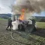 Ein Radlader hatte aus unbekannter Ursache auf einem Feld zu brennen begonnen