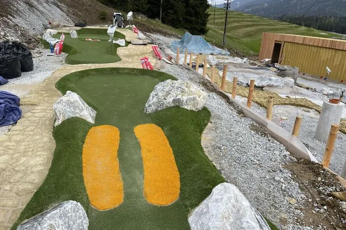 Die 18 Bahnen sind mit Kunstrasen bestückt.