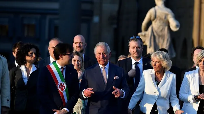Der britische Thronfolger Prinz Charles und seine Frau Camilla, Herzogin von Cornwall, sind am Freitagabend in Florenz eingetroffen. Hier hat ein sechstägiger Italien-Besuch des Paares begonnen, das danach - am 5. und 6. April - Österreich einen offiziellen Besuch abstatten wird.