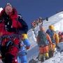 Johann Fromm mit der Fahne am Gipfel des Mount Everests. Im Hintergrund: Bergsteiger am Oberen Gipfelgrat