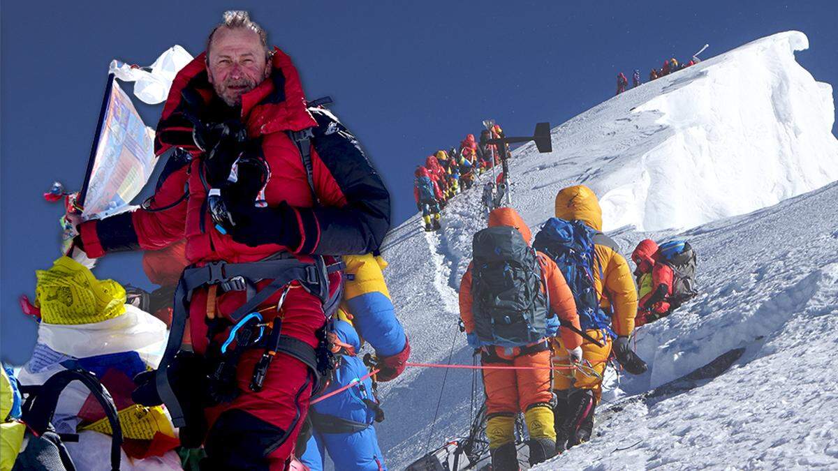 Johann Fromm mit der Fahne am Gipfel des Mount Everests. Im Hintergrund: Bergsteiger am Oberen Gipfelgrat