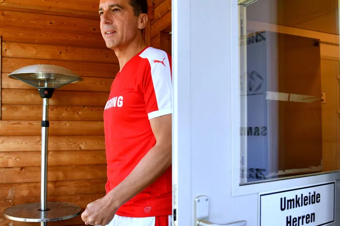 Kern vermied auf dem Fußballfeld die linke Seite, besetzte geschickt die Räume rechts vorne und zeigte sich - trotz Unglücksnummer 13 auf seinem Trikot - spielfreudig. Der Kanzler legte ein Tor auf, schoss eines selbst und brachte seine Mannschaft rasch in Führung.