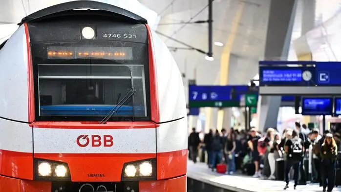 Zug in einem Bahnhof