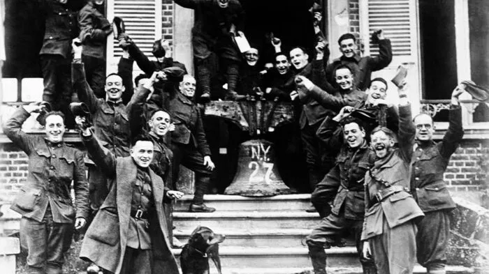 Im deutsch-französischen Verhältnis gilt der 11. November als schwieriges Datum. Frankreich feiert an diesem Tag den Waffenstillstand im Ersten Weltkrieg 1918, der einer Kapitulation Deutschlands gleichkam.