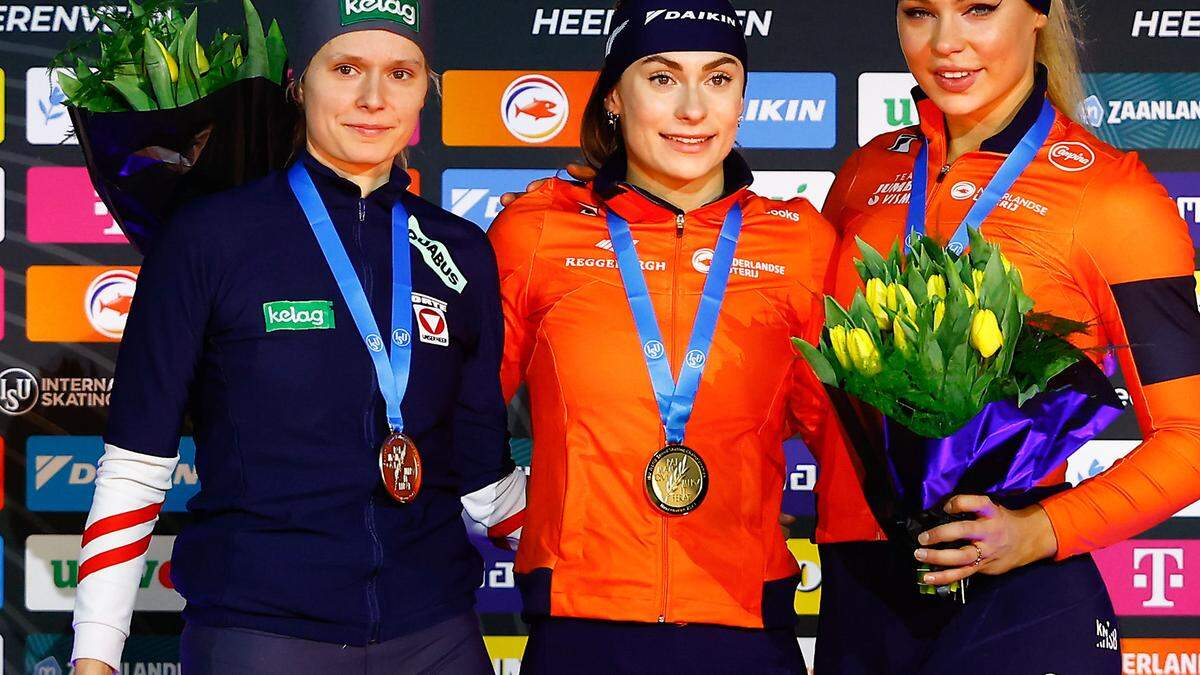 Weltmeisterin Femke Kok (Mitte), „Vize“ Vanessa Herzog (li.) und die „Bronzene“ Jutta Leerdam