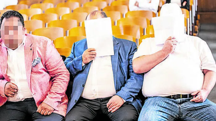 Schwerer gewerbsmäßiger Betrug wird den drei Angeklagten vorgeworfen