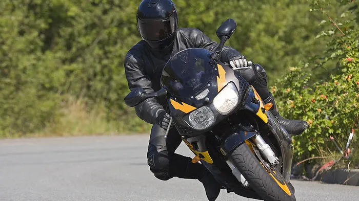 In einer Rechtskurve geriet der Motorradfahrer auf die Gegenfahrbahn
