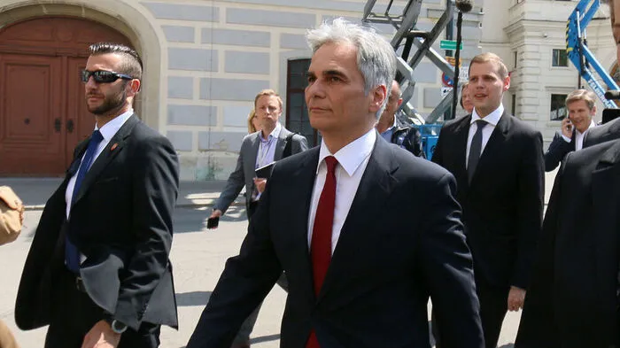 Gut eine Woche, nachdem er beim Maiaufmarsch von Genossen ausgepfiffen wurde, gab SPÖ-Chef und Bundeskanzler Werner Faymann seinen Rücktritt bekannt. „Dieses Land braucht einen Kanzler, wo die Partei voll hinter ihm steht. Die Regierung braucht einen Neustart mit Kraft. Wer diesen Rückhalt nicht hat, kann diese Aufgabe nicht leisten“, sagte er.
