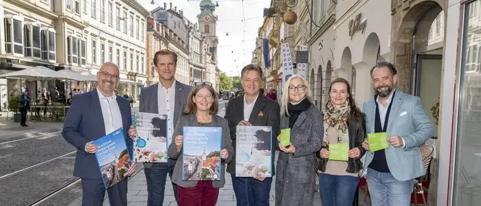 Start der Grazer Innenstadtkampagne 2026: Max Mazelle (Leiter Abteilung für Kommunikation), Viktor Larisegger (WKO), Bürgermeisterin Elke Kahr, Wirtschaftsstadtrat René Apfelknab, Andrea Keimel (Leiterin Abteilung für Wirtschafts- und Tourismusentwicklung), Stephanie Kirchmair und Anton Tropper, Verein Echt Graz (v. l.).