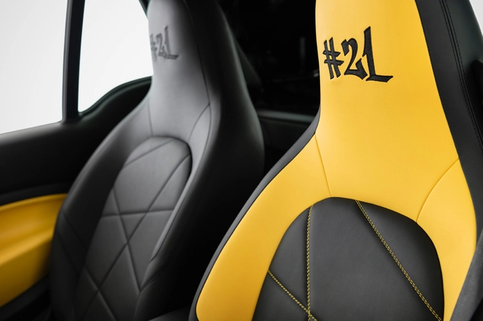 Und das hat einen guten Grund: Das verwendete Gelb ist angelehnt an die Originalfarbe „hello yellow“ und schafft den für die Edition so wichtigen Bezug zum Ursprung, als Smart auch mit Künstlern zusammengearbeitet hat.