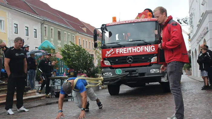 Am St. Veiter Hauptplatz fand am Samstag die zweite Kärntner Landesmeisterschaft im Lkw-Ziehen statt.