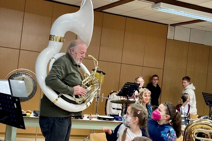 Nach einer sehr interessanten Vorstellung der unterschiedlichsten Instrumente durch Musiklehrerinnen und Musiklehrer der Musikschule Leoben und der Mitglieder Gösser Blasmusik durften die Kinder die Instrumente auch ausprobieren.