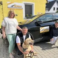 Brigitte Nowak, Inhaber Christian Nowak mit Hund Mailo und Andre Berger, Assistent der Geschäftsführung