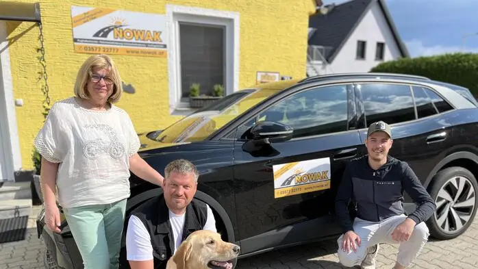 Brigitte Nowak, Inhaber Christian Nowak mit Hund Mailo und Andre Berger, Assistent der Geschäftsführung