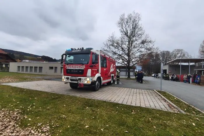 Zahlreiche Besucherinnen und Besucher, darunter Bürgermeister Josef Maier, verfolgten die Prüfung vor dem Rüsthaus Neumarkt.