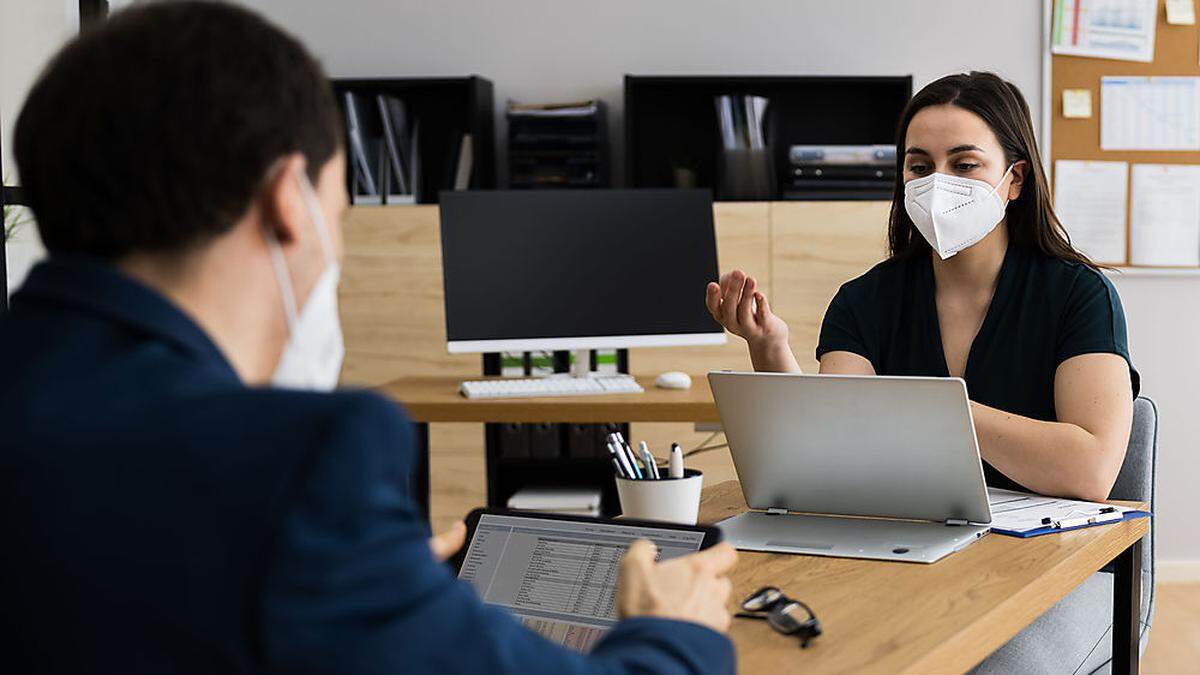 Positive mit Maske in die Arbeit zu holen, sollten Arbeitgeber lieber lassen