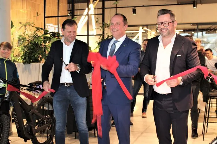 Bürgermeister Christoph Stark durchtrennte das rote Band.
