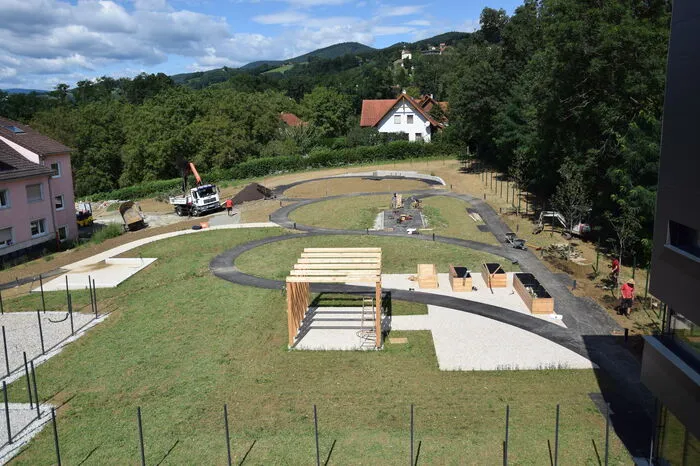 Im sogenannten Demenzgarten wird noch gearbeitet.