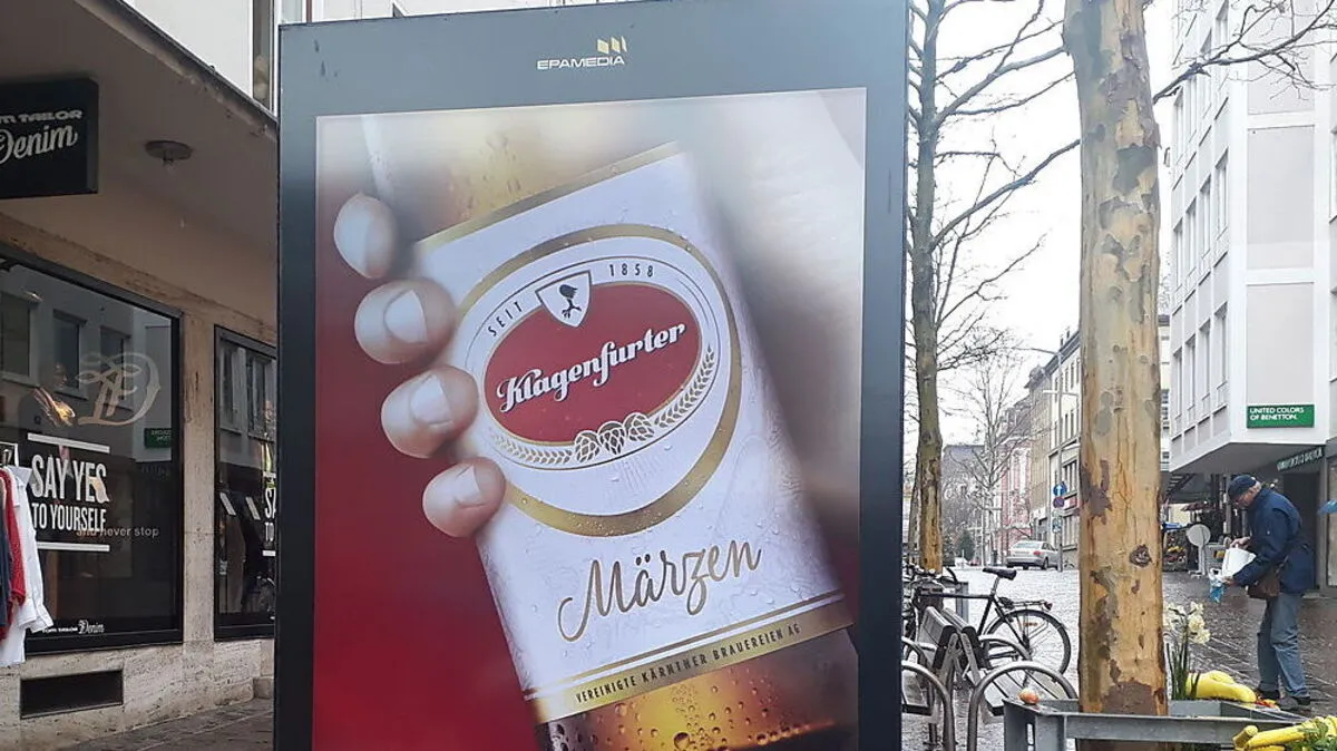 Auf den neuen digitalen Infosäulen in Villach läuft die Werbung ebenso