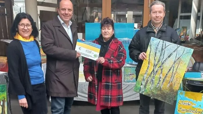 Birgit Ferstl, Leiterin der Stadtbücherei Gleisdorf, Bürgermeister Christoph Stark, Silvia Spelic, Veranstalterin der Spendenaktion und Kulturreferent Karl Bauer