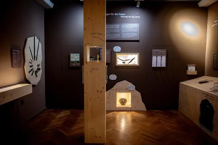 Die richtige Beleuchtung und der Fokus auf einzelne Stücke und ihre Geschichte  soll die Ausstellung zum Erfolg werden lassen