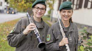 Mit Begeisterung als Frauen beim Heer: Eva Walter (links) und Veronika Unterweger mit Klarinette und Querflöte