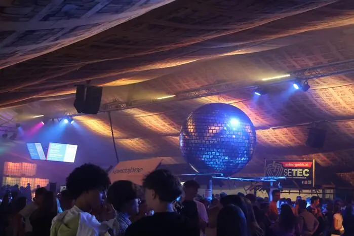 Eine riesige Discokugel schmückt das Zelt