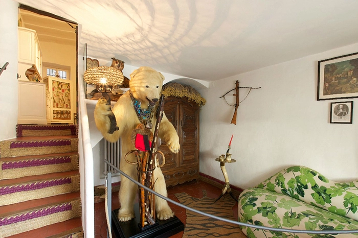 Dalí-Haus in Cadaqués: Der Eisbär im Foyer ist nur die erste von vielen Kuriositäten ...