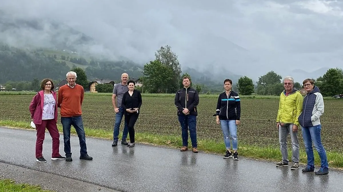 Die Anrainer Annelies und Hans Kraner, Herwig und Anna Leitner, Franz Mandl, Klara Pirker sowie Michael und Dorli Spielbichler stehen auf dem Abschnitt Greifenburg der B 100, die parallel zur Bahntrasse geplant ist. Im Hintergrund: Die angrenzende Siedlung