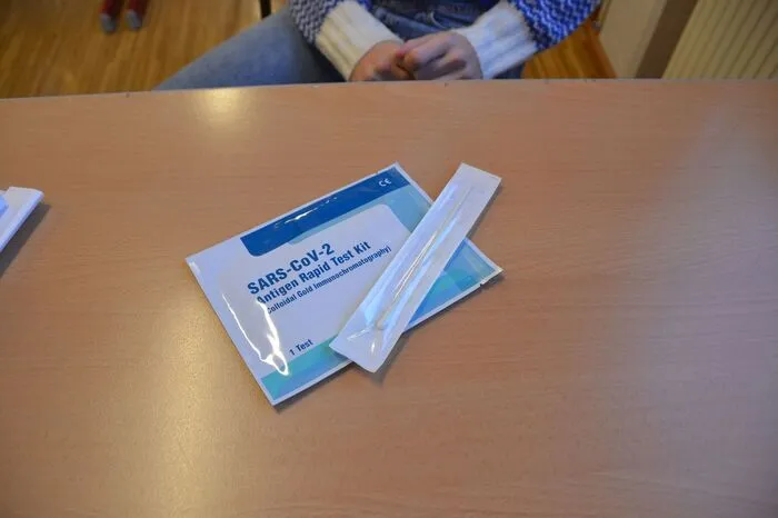 Jede Schülerin, jeder Schüler bekommt ein Testkit.