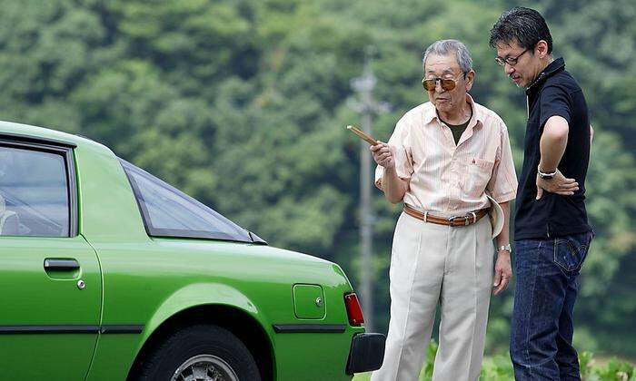 Ikuo Maeda mit seinem Vater Matasaburo, der ersten Mazda RX-7 entwarf