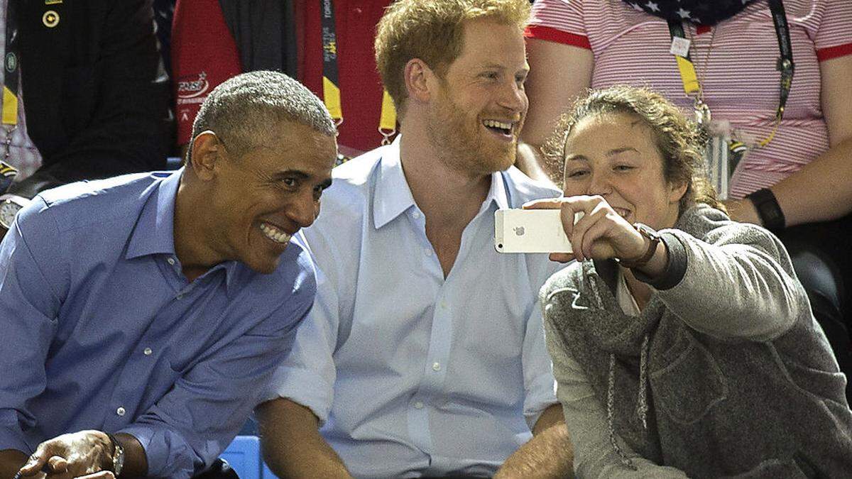 Barack Obama mit Prinz Harry und einer Besucherin der Spiele