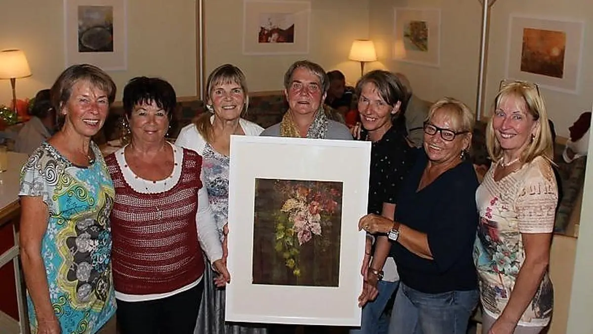 Maria Kemperle, Irmi Zaiser, Rosemarie Oberdorfer, Wilma Pozewaunig, Ilse Neuwirt, Traudi Kirschner und Margareta Kogler (von links) bei der Vernissage
