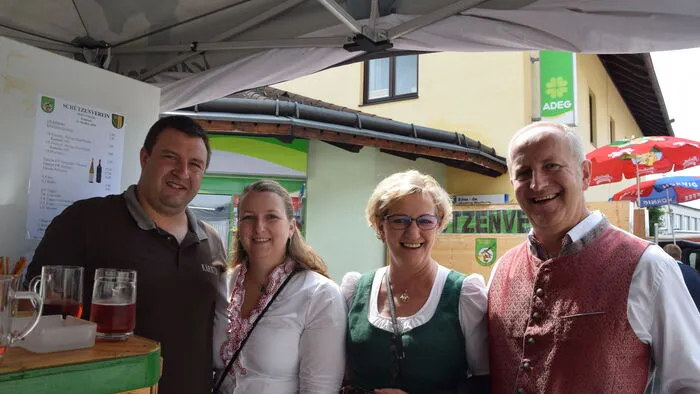 Nach der Festmesse und dem Umzug wurde zu den Feierlichkeiten geladen.