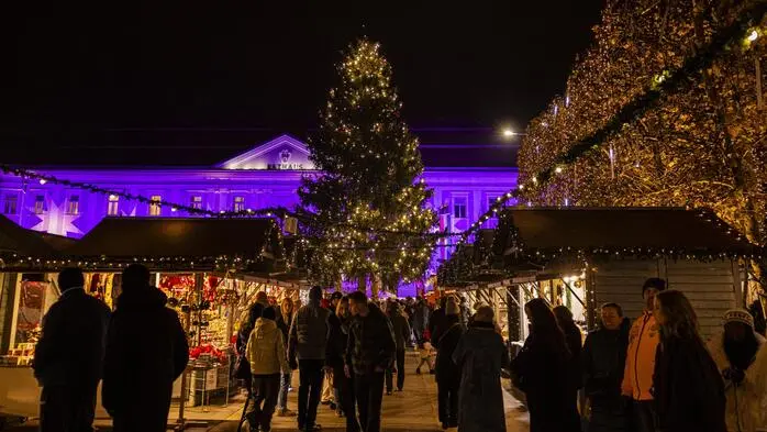 Der Weihnachtsbaum am Neuen Platz zählt zu den Höhepunkten am Christkindlmarkt
