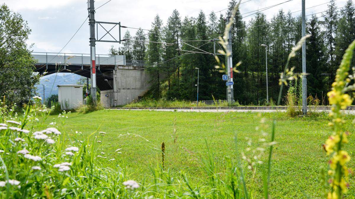 Die Bahnüberführung ist bereits in die Jahre gekommen