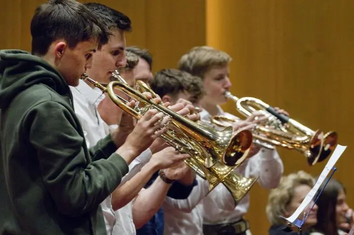 Musikschuldirektor Klaus Mühlthaler hatte erneut ein kurzweiliges Programm aus fast allen Ausbildungsklassen und verschiedenen Musikergruppen zusammengestellt.