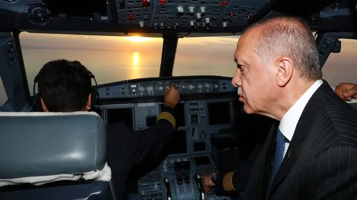 Ein Flugzeug mit Staatspräsident Recep Tayyip Erdogan an Bord hat die erste offizielle Landung auf dem noch im Bau befindlichen Mega-Airport der türkischen Millionenmetropole Istanbul absolviert.