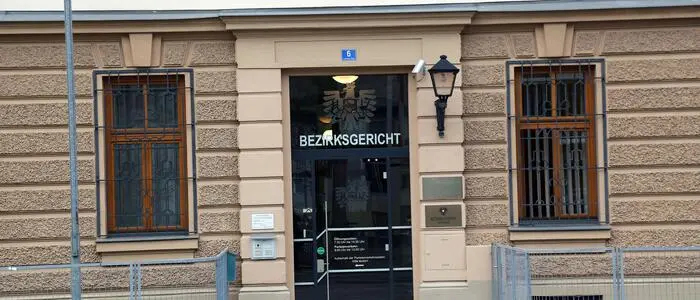 Der Eingang des Bezirksgerichts in Hermagor