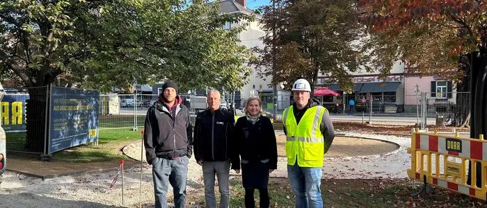 Die Revitalisierung des beliebten Fröbelparks in Lend schreitet planmäßig voran. Vizebürgermeisterin Judith Schwentner mit Projektleiter Matthias Peinknoll von der Grünraumabteilung, Anton Reiß und Matthias Grassl