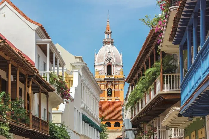 Jahrzehntelanger Bürgerkrieg, Kriminalität und Gewalt liegen hinter dem Andenstaat. Jetzt ist es hoch an der Zeit, Kolumbien endlich kennen zu lernen: Wer von Cartagena bis Barichara reist, erlebt einige der besterhaltenen und malerischsten Relikte der Kolonialzeit in ganz Südamerika. Andengipfel, die Wälder des Amazonas und Dschungelruinen lassen die Herzen von Naturliebhabern höher schlagen. Strände und das himmelblaue Meer der beiden Küsten locken Sonnenanbeter, Walfreunde und Wasserratten. Städte wie Bogotá, Cali und Medellín warten mit Museen und Nachtleben von Weltrang auf.