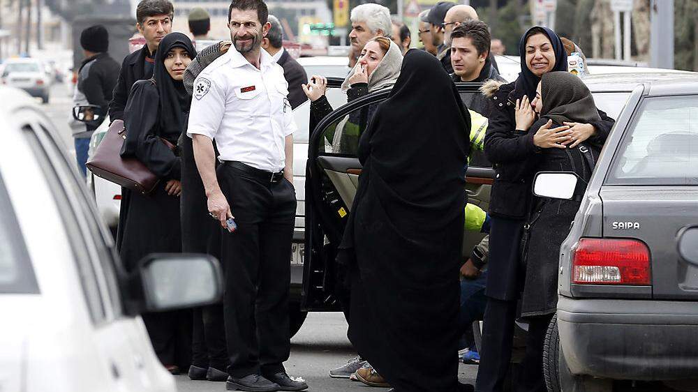 Vor einer Moschee am Flughafen kommen Angehörige der Opfer zusammen
