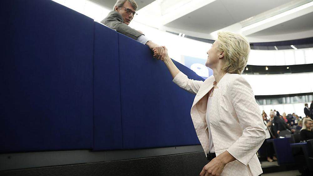 EU-Parlament, Straßburg. Ein Bild mit Symbolkraft: EP-Präsident David Sassoli reicht der neuen Kommissionschefin Ursula von der Leyen die Hand